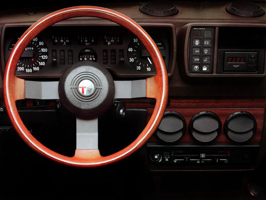 Панель приборов Alfa Romeo Alfetta Quadrifoglio Oro (116) 1983 года  (фото 5 из 5)